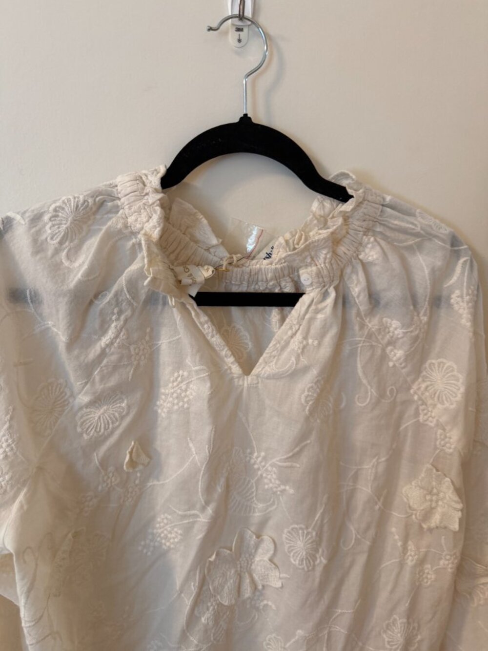 NWT Jennifer & Grace Ivory Embroidered 3D Floral Blouse M - Picture 3 of 4